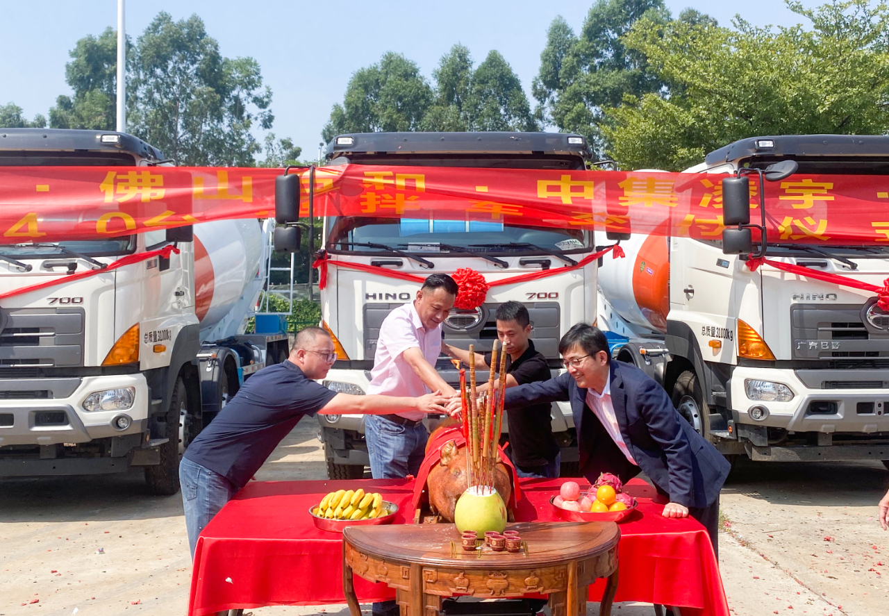 喜氣洋洋共相聚，40臺凌宇攪拌車交付大客戶！