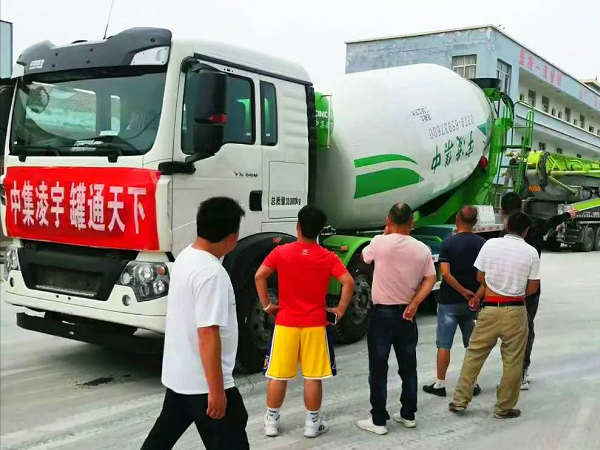 開攤啦！凌宇攪拌車“擺攤兒”湖北，客戶當(dāng)場下單！
