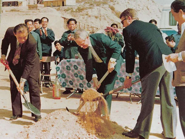人民日報 | 麥伯良：敢闖敢試，泥路走成幸福路