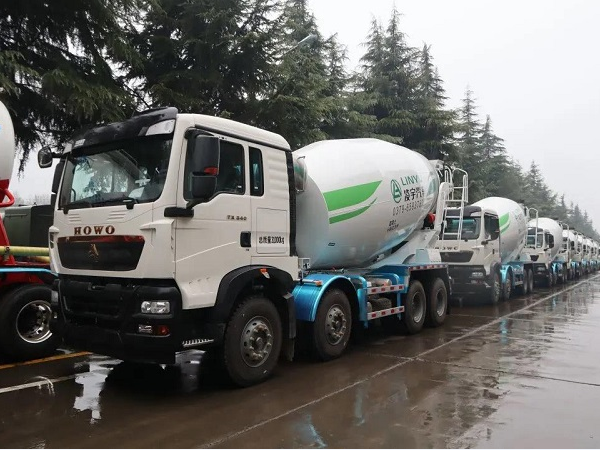 春雨濛濛，氣勢如虹！凌宇攪拌車震撼發(fā)車！